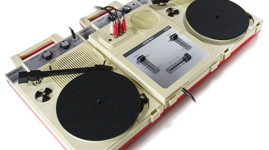 This battery-powered portable vinyl setup lets you play anywhere